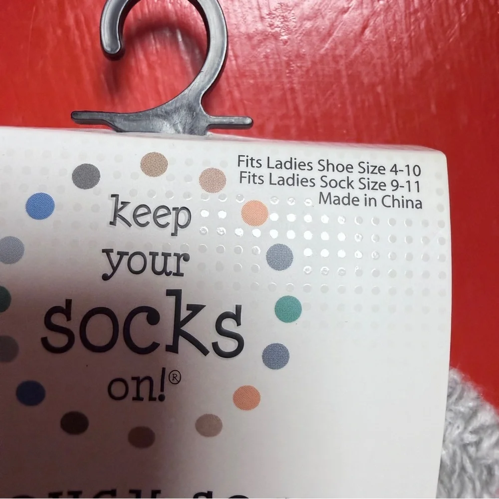 NWT KEEP YOUR SOCKS ON CAT MOM GRIP SLOUCH GRAY AND RED